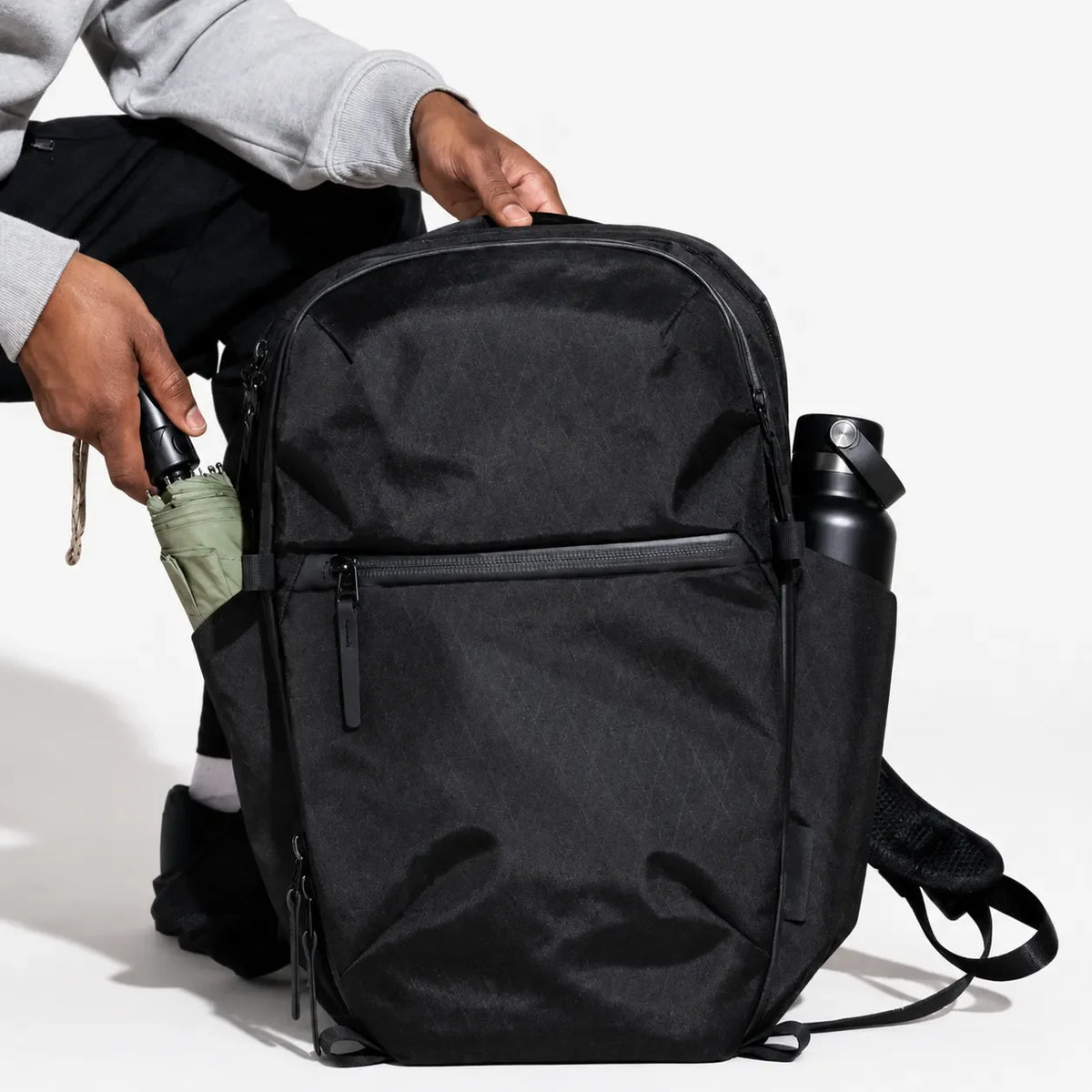 Sac à dos ordinateur Le Quotidien noir, poches latérales pour gourde et parapluie