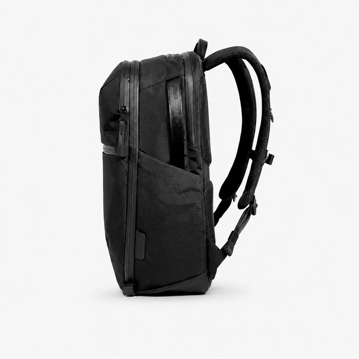 Sac à dos ordinateur Le Quotidien noir, vue de profil, bretelles rembourrées