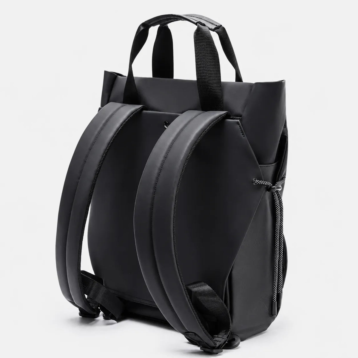 Le Tote noir, bretelles réglables déployées pour le mode sac à dos