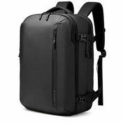 Sac à dos ordinateur de voyage Le Séjour noir, vue de trois quarts, bretelles rembourrées