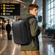 Sac à dos ordinateur de voyage Le Séjour noir porté en aéroport