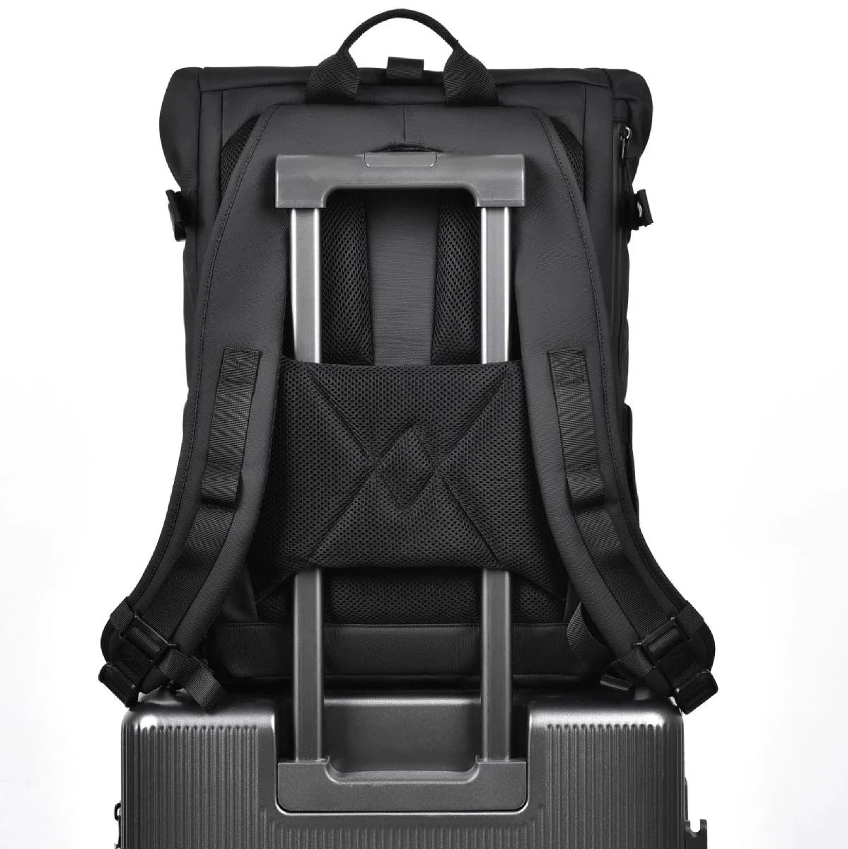 Sac à dos ordinateur Le Modulable noir, sangle porte bagage clipsée sur une valise à roulettes