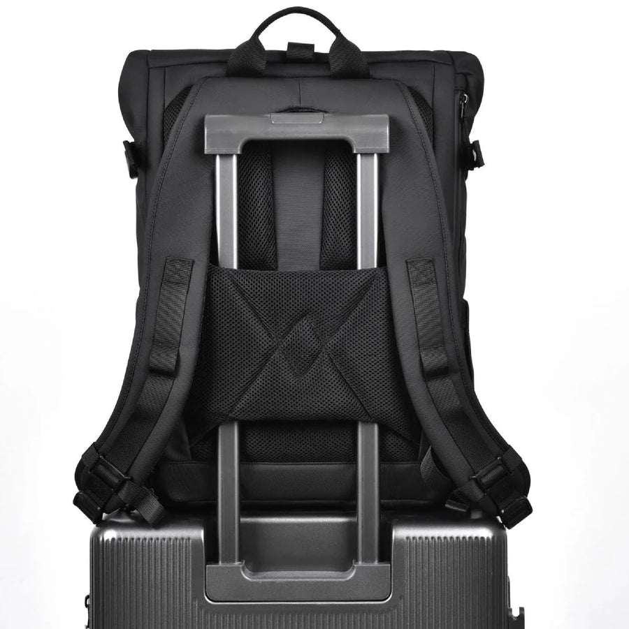 Le Modulable fixé sur une valise grâce au passage valise
