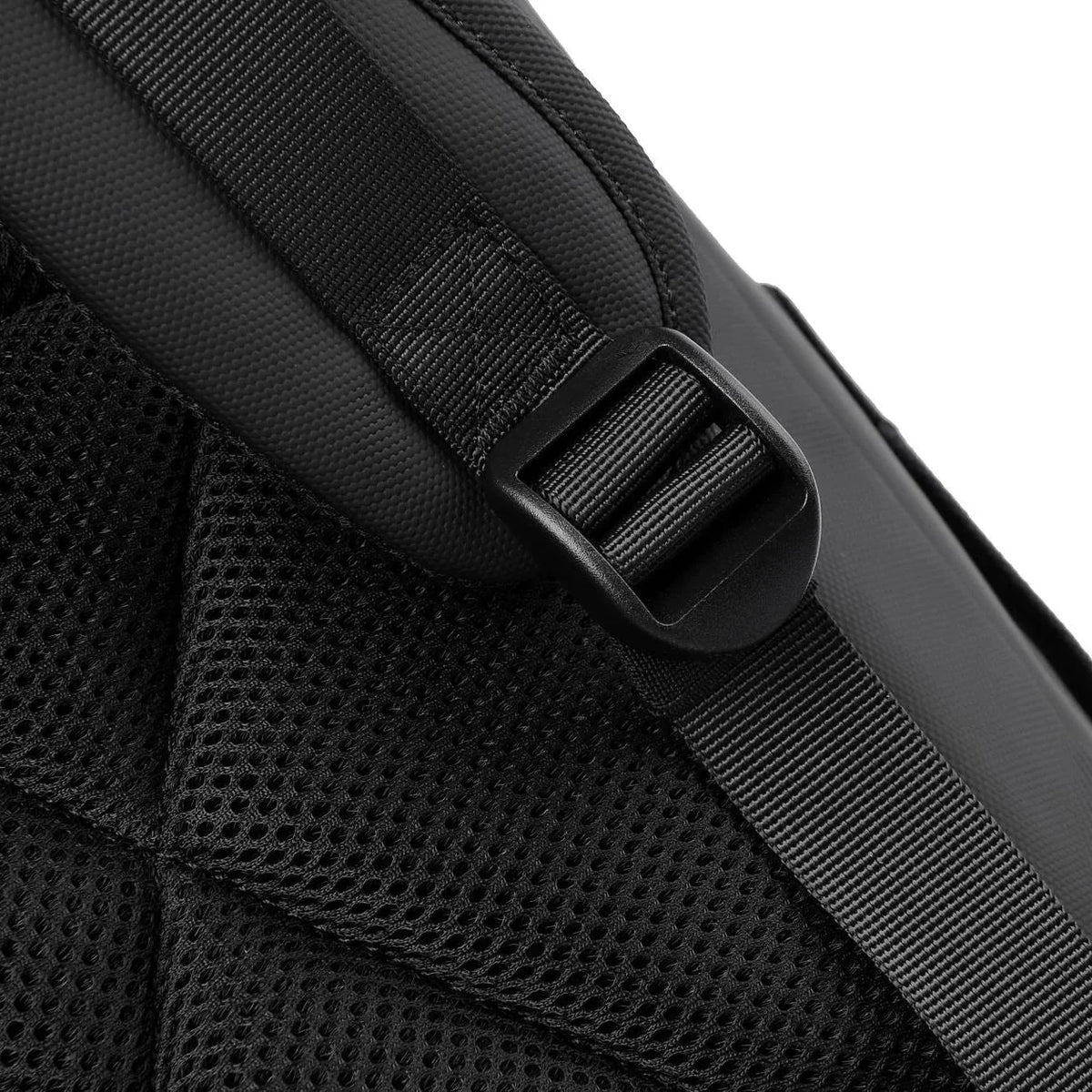 Détail bretelle réglable et panneau dos aéré mesh du sac Le Modulable
