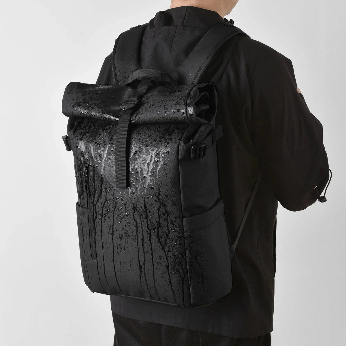 Sac Le Modulable porté au dos, gouttes d'eau sur la membrane déperlante 900D