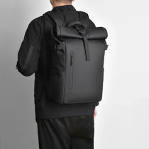 Sac à dos ordinateur Le Modulable noir porté au dos en usage urbain