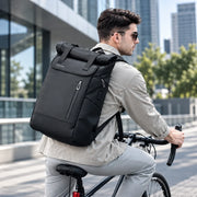 Sac à dos ordinateur Roll Top Le Nomade noir porté en déplacement urbain