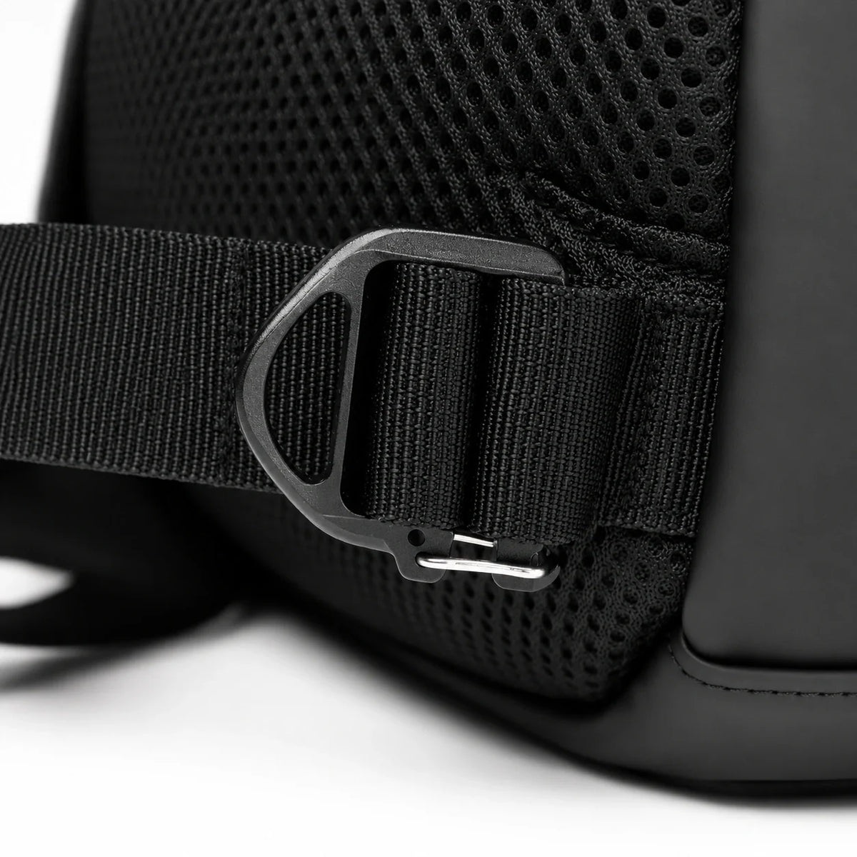 Sac ordinateur convertible Le Transit 3-en-1, détail D-ring et bretelle mesh