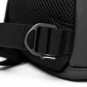 Sac ordinateur convertible Le Transit 3-en-1, détail D-ring et bretelle mesh