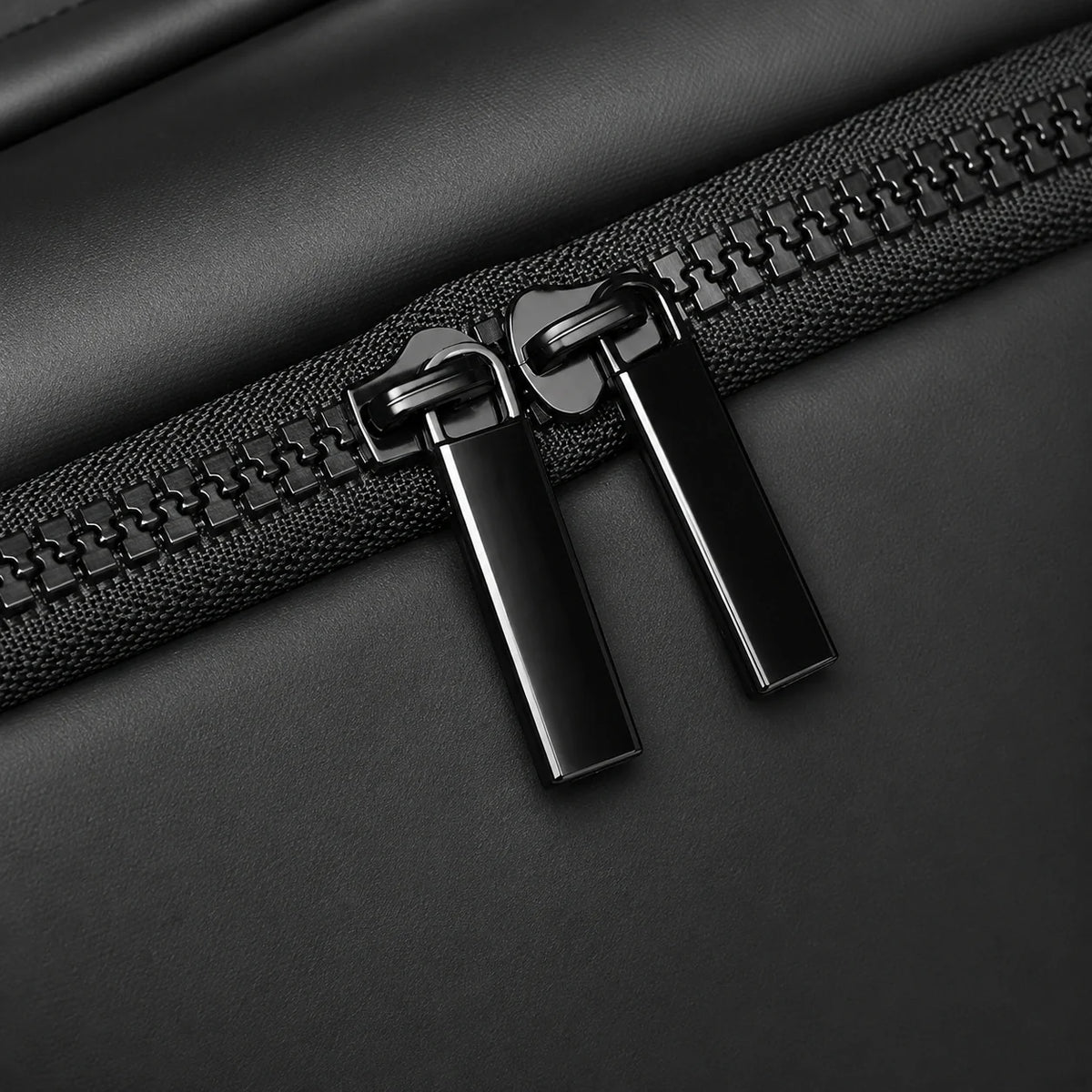 Sac ordinateur convertible Le Transit 3-en-1, détail double curseur fermeture éclair